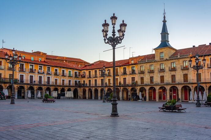 4 - León