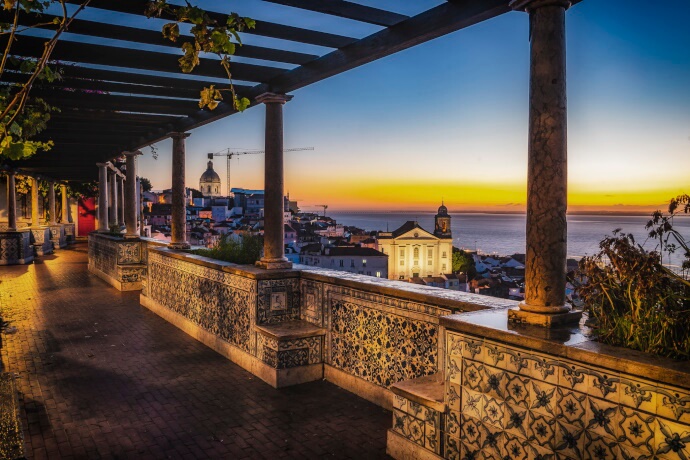 7 - Kiss with a view in Miradouro de Santa Luzia, Lisbon