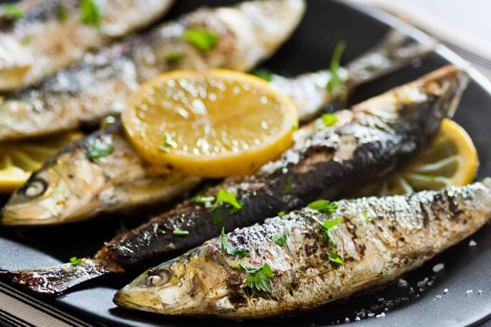 Sardinhas assadas (grilled sardines)