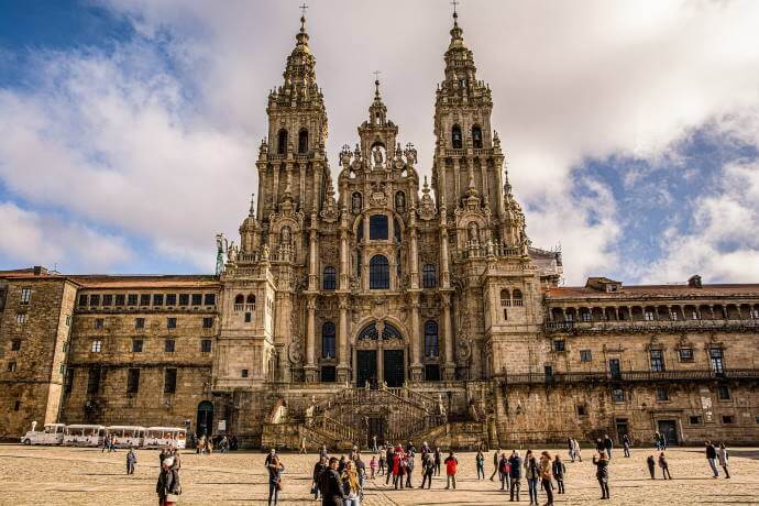 People strolling through the Plaza del Obradoiro, in front of the cathedral