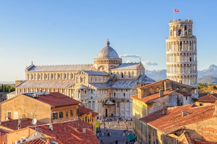 View of Pisas leaning tower and the Catedral de Pisa