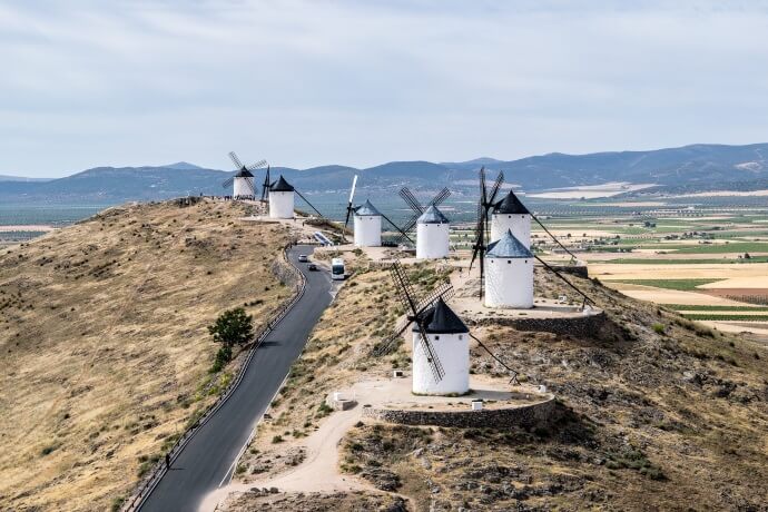 See the mills in Consuegra, Alcázar de San Juan and Campo de Criptana