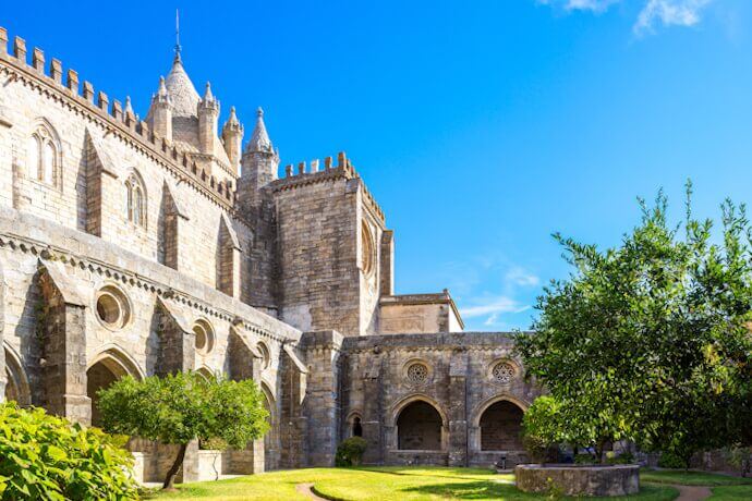 Peaceful cloister in the Évora Cathedral