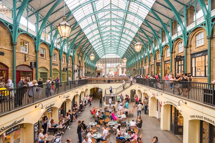 The lively ambiance of Convent Garden, with people hanging out in cafes